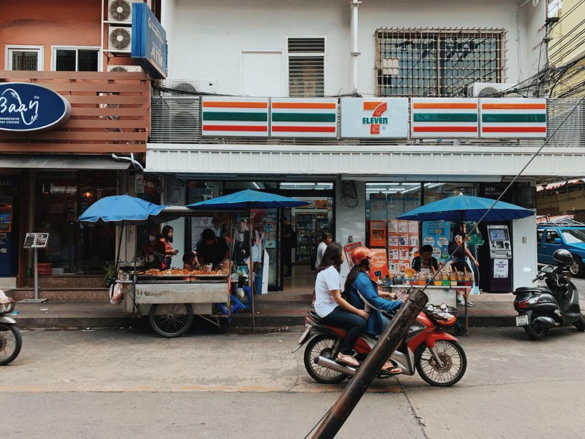 Oasis Cafe And Nap Hostel Bangkok Exterior photo