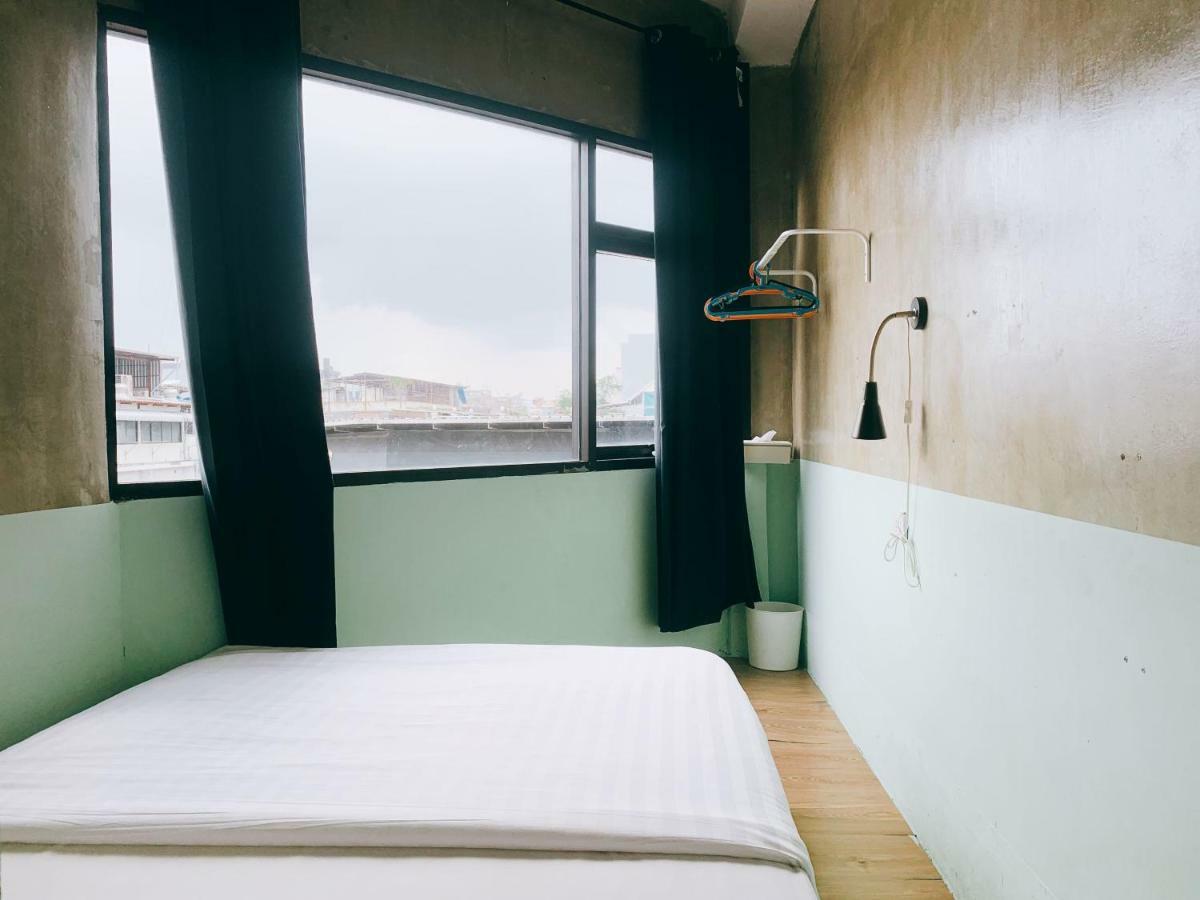 Oasis Cafe And Nap Hostel Bangkok Exterior photo