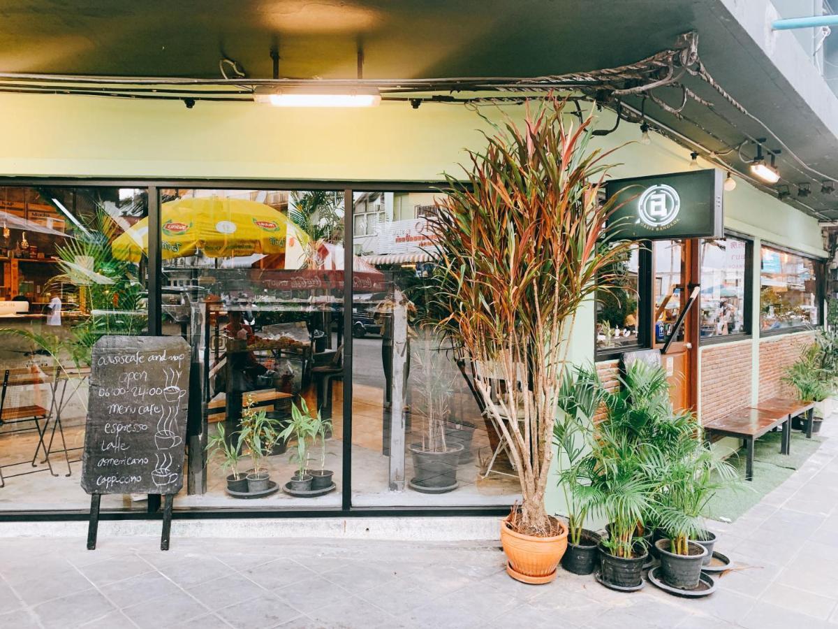 Oasis Cafe And Nap Hostel Bangkok Exterior photo